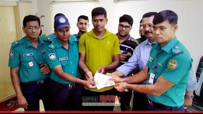 কুড়িয়ে পাওয়া টাকা মালিককে ফিরিয়ে দিলো পুলিশ