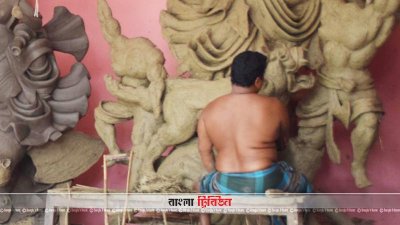 ক্রাচে ভর দিয়ে প্রতিমা বানিয়ে চলেছেন চিত্ত রঞ্জন