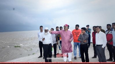 রাজশাহী শহর রক্ষা বাঁধ পরিদর্শন করেন সিটি মেয়র