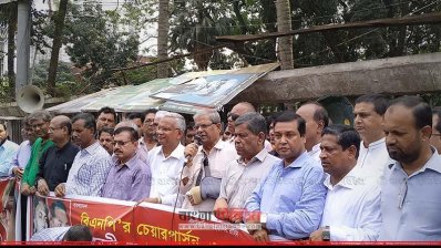 মানববন্ধনে বক্তব্য রাখছেন মির্জা ফখরুল ইসলাম আলমগীর