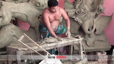 ক্রাচে ভর দিয়ে প্রতিমা বানিয়ে চলেছেন চিত্ত রঞ্জন