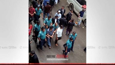 আদালতে পুলিশ প্রহরায় সেলিম প্রধান (হ্যান্ডকাফ পরা)