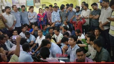 মধুর ক্যান্টিনের ফ্লোরে বসে ছাত্রদল নেতাকর্মীদের প্রতিবাদ