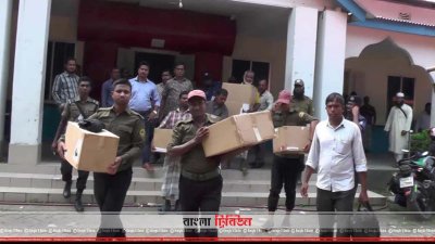 ভোটকেন্দ্রে নিয়ে যাওয়া হচ্ছে নির্বাচনি সরঞ্জাম