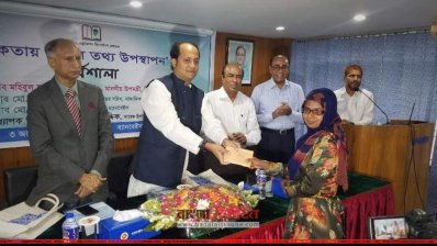 সুলতানার হাতে বৃত্তির অর্থ তুলে দেন শিক্ষা উপমন্ত্রী