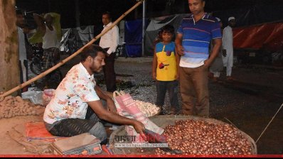 রাজশাহীর বাজারে পেঁয়াজ বিক্রি