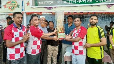 কাশিমপুর কারাগার-মানিকগঞ্জ জেলা কারাগারের প্রীতি ফুটবল ম্যাচের পুরস্কার বিতরণী