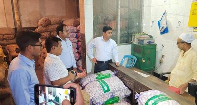 বেশি দামে পেঁয়াজ বিক্রি করায় খুলনায় ৩ ব্যবসায়ীকে জরিমানা