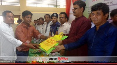 পূজামণ্ডপে সরকারি অনুদান প্রদান অনুষ্ঠানে খালিদ মাহমুদ (ছবি&ndash; প্রতিনিধি)