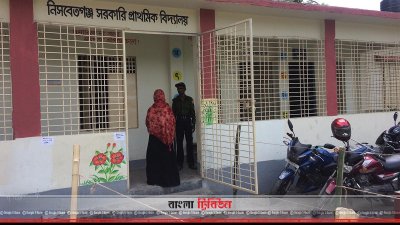 এভাবেই কিছু সময় পর পর ভোট দিতে এসেছেন দুয়েকজন করে 