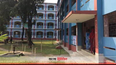 এভাবেই কিছু সময় পর পর ভোট দিতে এসেছেন দুয়েকজন করে 