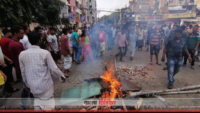 আগুন জ্বালিয়ে রাস্তা অবরোধ বিহারিদের