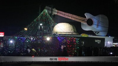 রাজশাহীতে এবার আইয়ুব বাচ্চুর গিটার ও হ্যাটের আদলে মণ্ডপ