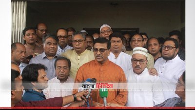 নিজ বাস ভবনে সাংবদিকদের সঙ্গে কথা বলছেন আওয়ামী লীগের যুগ্ম সাধারণ সম্পাদক মাহবুব উল আলম হানিফ