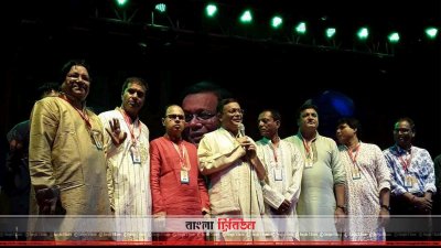 কলাবাগান পূজামণ্ডপ পরিদর্শনের সময় তথ্যমন্ত্রী 