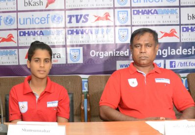 সংবাদ সম্মেলনে কোচ গোলাম রব্বানীর সঙ্গে অধিনায়ক শামসুন্নাহার