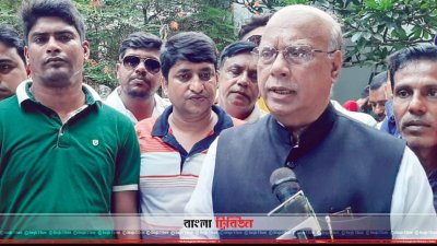 সাংবাদিকদের সঙ্গে কথা বলছেন মোহাম্মদ নাসিম 