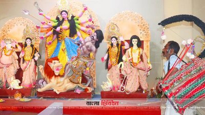 রাজশাহীতে এবার আইয়ুব বাচ্চুর গিটার ও হ্যাটের আদলে মণ্ডপ