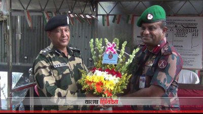 ফুল দিয়ে বিজিবিকে দুর্গাপূজার শুভেচ্ছা জানায় বিএসএফ
