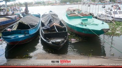 নারায়ণগঞ্জের মেঘনা নদীতে চোরাই তেলের ট্রলার