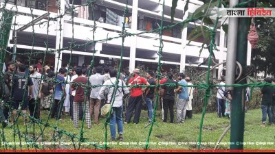 হলের প্রভোস্টের অফিস ঘিরে রেখেছেন শিক্ষার্থীরা