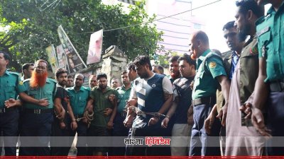 আদালতে আসামিরা