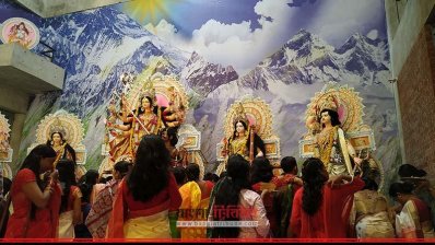 রাজধানীর একটি পূজা মণ্ডপে ভক্তরা
