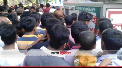 আবরারের লাশবাহী অ্যম্বুল্যান্স গ্রামে পৌঁছানের পর মানুষের ঢল