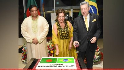 কেক কেটে ব্রাজিলের স্বাধীনতা দিবস উদযাপন করছেন ব্রাজিলের রাষ্ট্রদূত (ডানে), যুব ও ক্রীড়া প্রতিমন্ত্রী জাহিদ আহসান রাসেল (বামে)। 