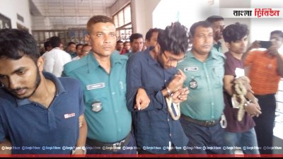 আদালত চত্বরে তিন শিক্ষার্থী