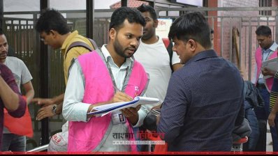 সৌদি আরব থেকে আসা এক কর্মী বিমানবন্দরে নাম লেখাচ্ছেন