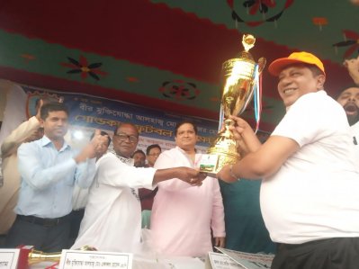 পুরস্কার বিতরণ করছেন যুব ও ক্রীড়া প্রতিমন্ত্রী জাহিদ আহসান রাসেল।