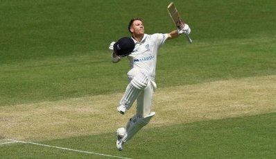 ডেভিড ওয়ার্নারের সেঞ্চুরি উদযাপন