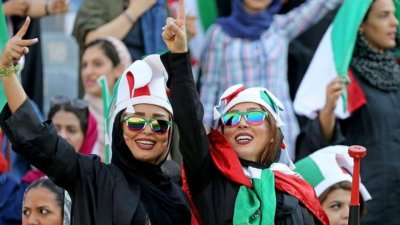 ৪০ বছর পর মাঠে বসে ফুটবল ম্যাচ দেখলো ইরানের নারীরা