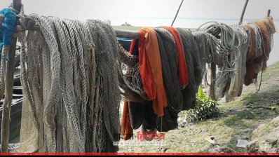 মোংলায় কার্ড থাকলেও ত্রাণ সহায়তা পাননি জেলেরা