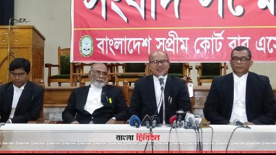 সংবাদ সম্মেলনে সুপ্রিম কোর্ট আইনজীবী সমিতির সভাপতি এএম আমিন উদ্দিন