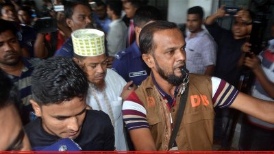 আদালতে নেওয়া হচ্ছে অধ্যক্ষ সিরাজ-উদ-দৌলাকে (ছবি&ndash; ফোকাস বাংলা)