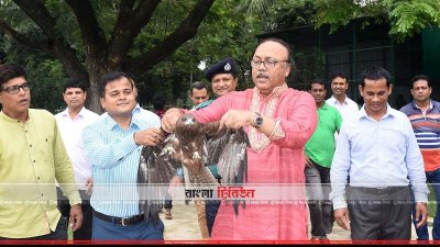 চিড়িয়াখানা থেকে পাখি অবমুক্ত করছেন রাসিক মেয়র
