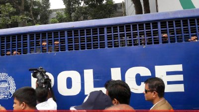 প্রিজনভ্যান থেকে দণ্ডিতদের কান্নার শব্দ ভেসে আসে (ছবি&ndash; ফোকাস বাংলা)