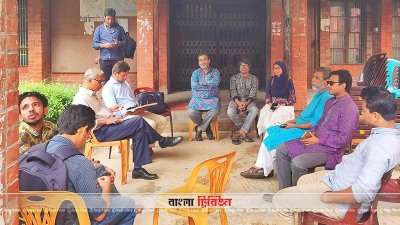 জাবি উপাচার্যের অপসারণ দাবিতে প্রশাসনিক ভবন অবরোধ