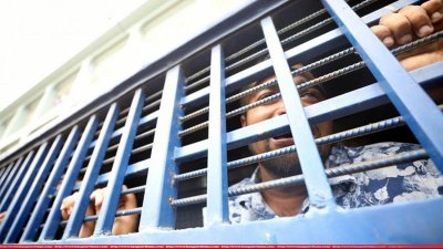 প্রিজনভ্যানে কাঁদছে এক দণ্ডিত  (ছবি&ndash; ফোকাস বাংলা)