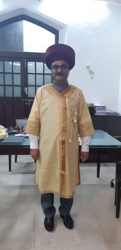 মুম্বাই ইউনিভার্সিটির সমাবর্তন পোশাক নিয়ে সমালোচনা