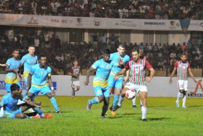 চট্টগ্রাম আবাহনী-মোহনবাগান ম্যাচের একটি দৃশ্য