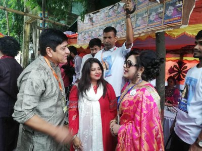 ক্ষোভ আর উৎসবমুখর পরিবেশে চলছে ভোটগ্রহণ