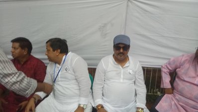 ক্ষোভ আর উৎসবমুখর পরিবেশে চলছে ভোটগ্রহণ