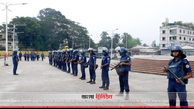 ভোলায় পুলিশের সতর্ক অবস্থান