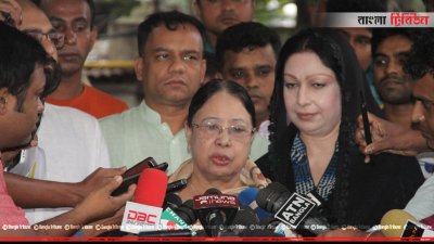 সাংবাদিকদের সঙ্গে কথা বলছেন সেলিমা ইসলাম