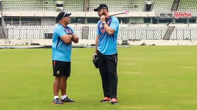 শুক্রবার জাতীয় দলের ক্যাম্পে যোগ দিয়েছেন হেড কোচ ডোমিঙ্গো ও ভেট্টরি। ছবি- সাজ্জাদ হোসেন। 