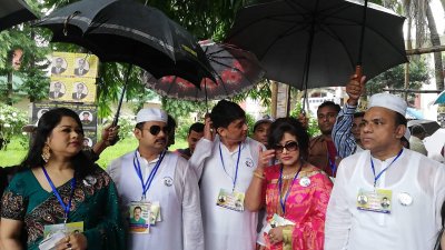 ক্ষোভ আর উৎসবমুখর পরিবেশে চলছে ভোটগ্রহণ