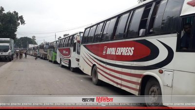 ঘাটে আটকে পড়া যানবাহন 
